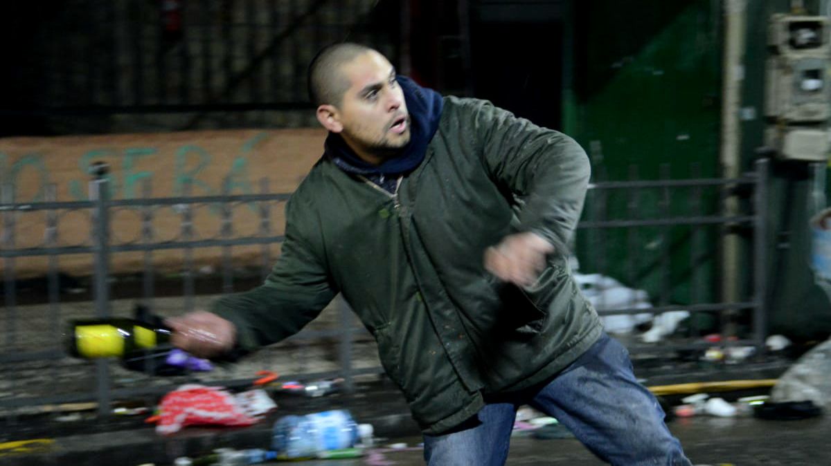 Poco después de la votación un grupo del lado "verde" de la plaza lanzó piedras y encendió fogatas. La policía respondió con hidrantes.