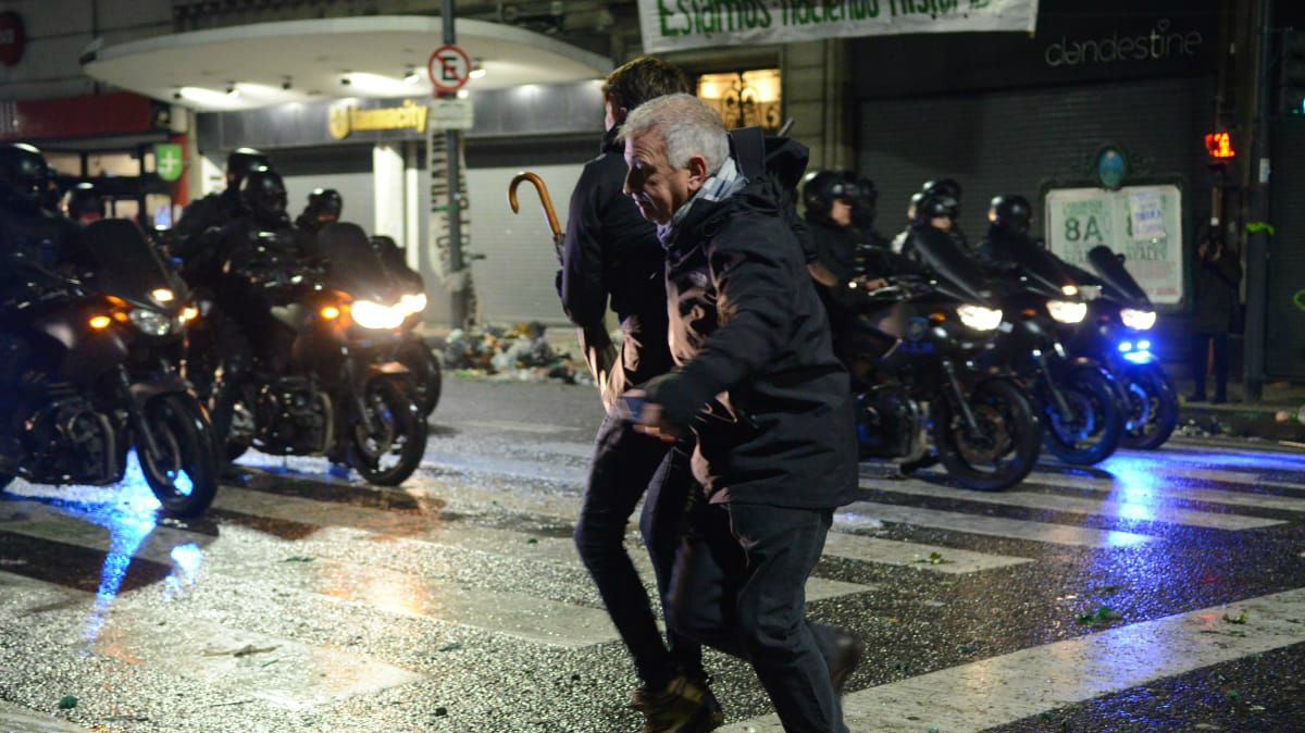 Poco después de la votación un grupo del lado "verde" de la plaza lanzó piedras y encendió fogatas. La policía respondió con hidrantes.