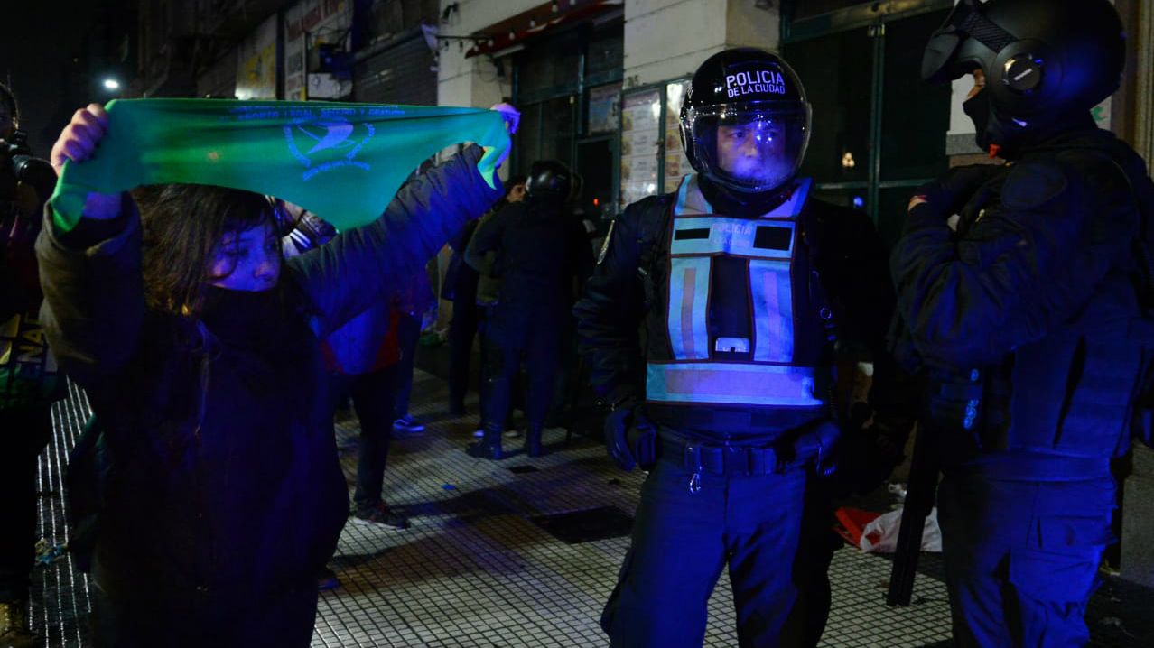 Poco después de la votación un grupo del lado "verde" de la plaza lanzó piedras y encendió fogatas. La policía respondió con hidrantes.