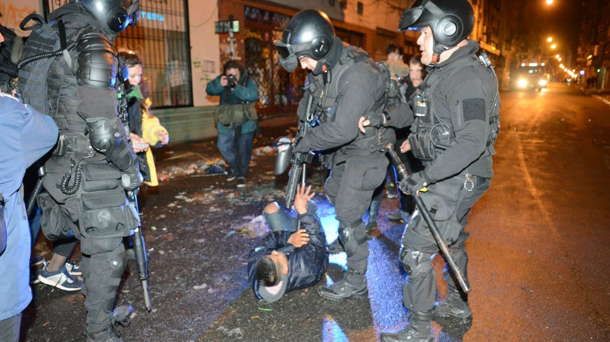 Poco después de la votación un grupo del lado "verde" de la plaza lanzó piedras y encendió fogatas. La policía respondió con hidrantes.