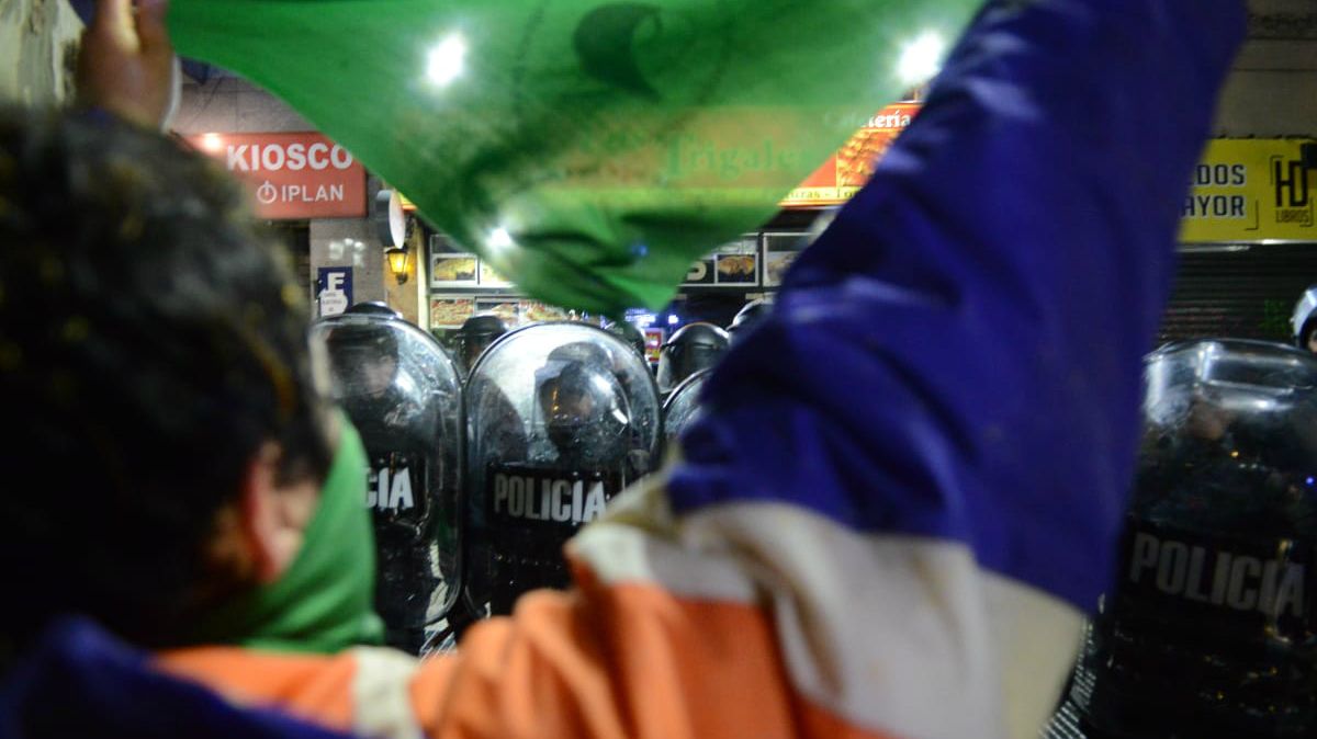 Poco después de la votación un grupo del lado "verde" de la plaza lanzó piedras y encendió fogatas. La policía respondió con hidrantes.