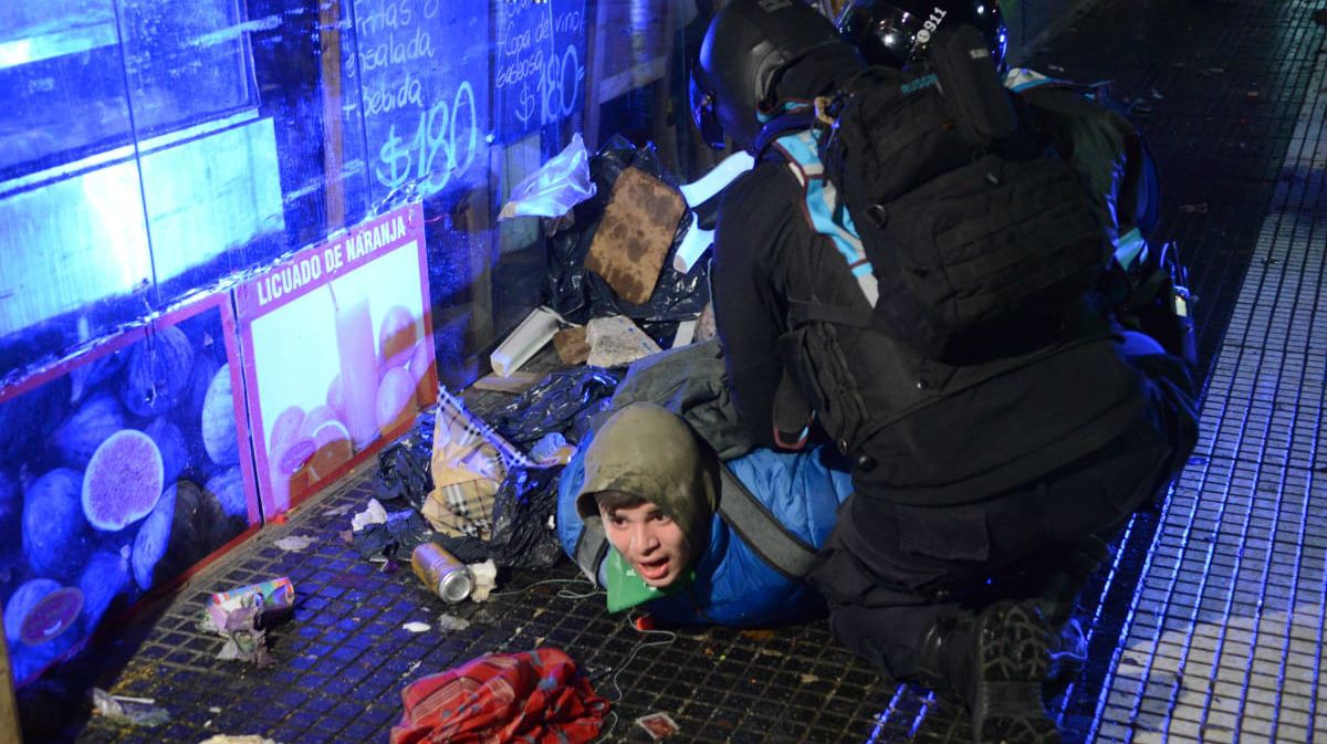 Poco después de la votación un grupo del lado "verde" de la plaza lanzó piedras y encendió fogatas. La policía respondió con hidrantes.