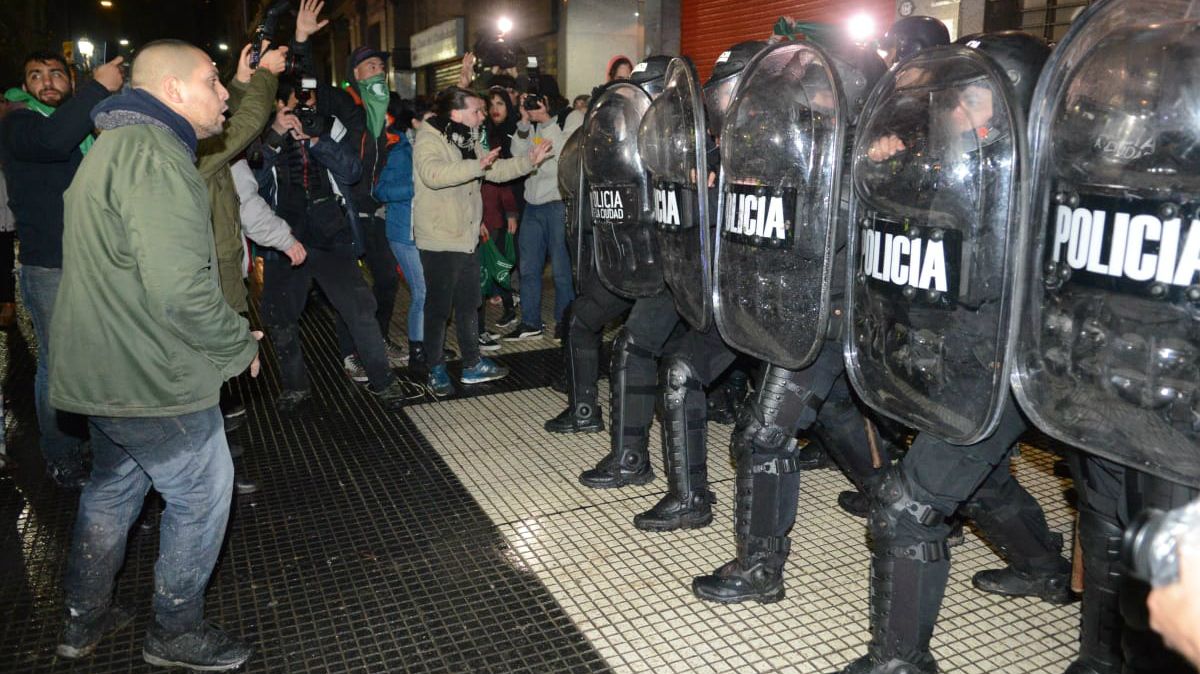 Poco después de la votación un grupo del lado "verde" de la plaza lanzó piedras y encendió fogatas. La policía respondió con hidrantes.