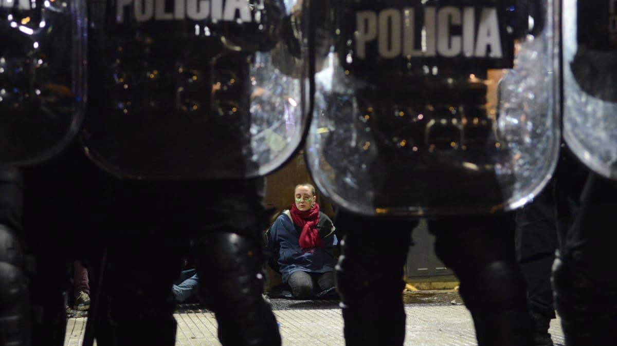 Poco después de la votación un grupo del lado "verde" de la plaza lanzó piedras y encendió fogatas. La policía respondió con hidrantes.