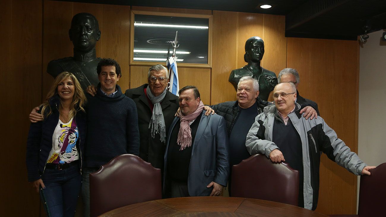 El presidente del PJ, Jose Luis Gioja, junto Eduardo De Pedro, integrante de la Mesa de Acción Política, y demás miembros del partido. 