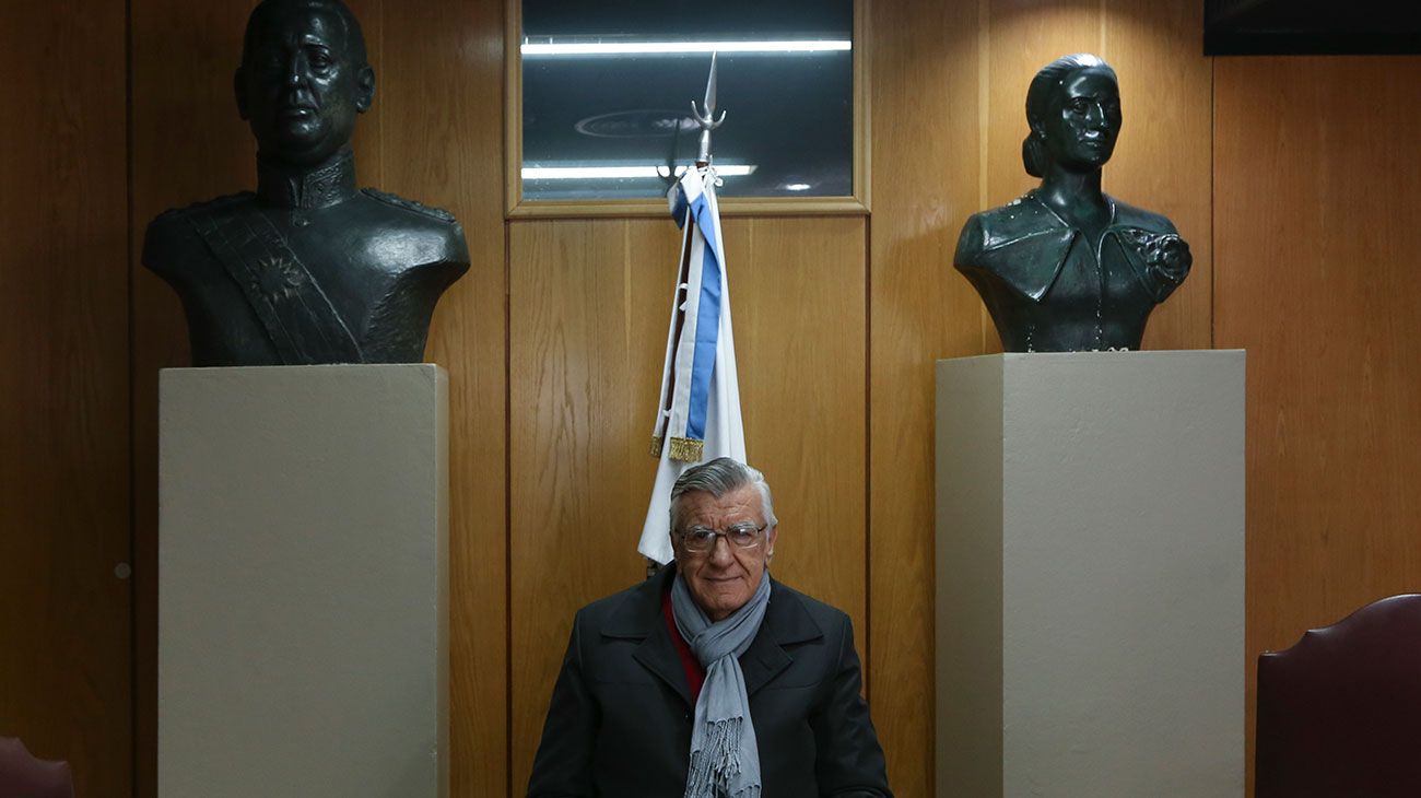 El presidente del PJ, Jose Luis Gioja se fotografió junto a los bustos de Perón y Evita. 