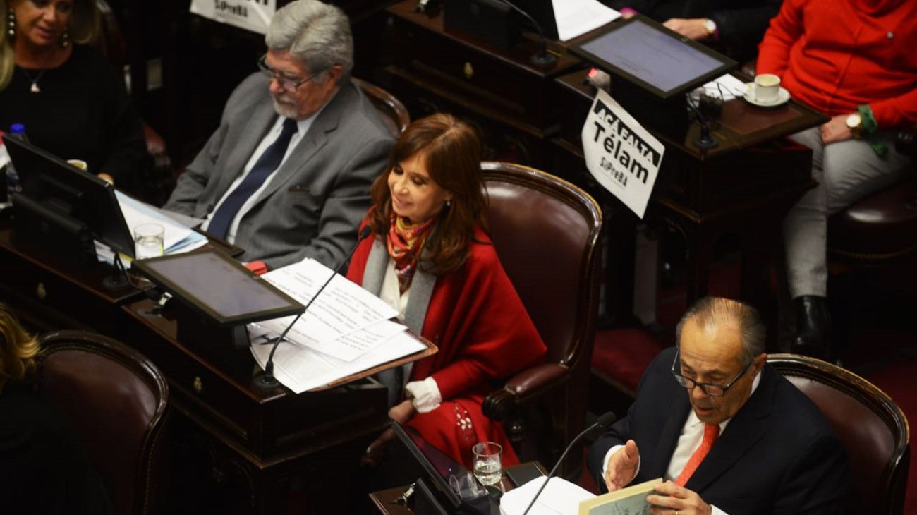 Últimas exposicines en el recinto del Senado antes de la votación de la Ley de Interrupción Voluntaria del Embarazo.