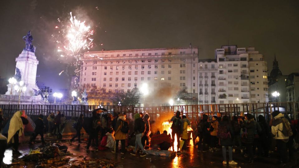 Termina la vigilia, el senado esta votando.