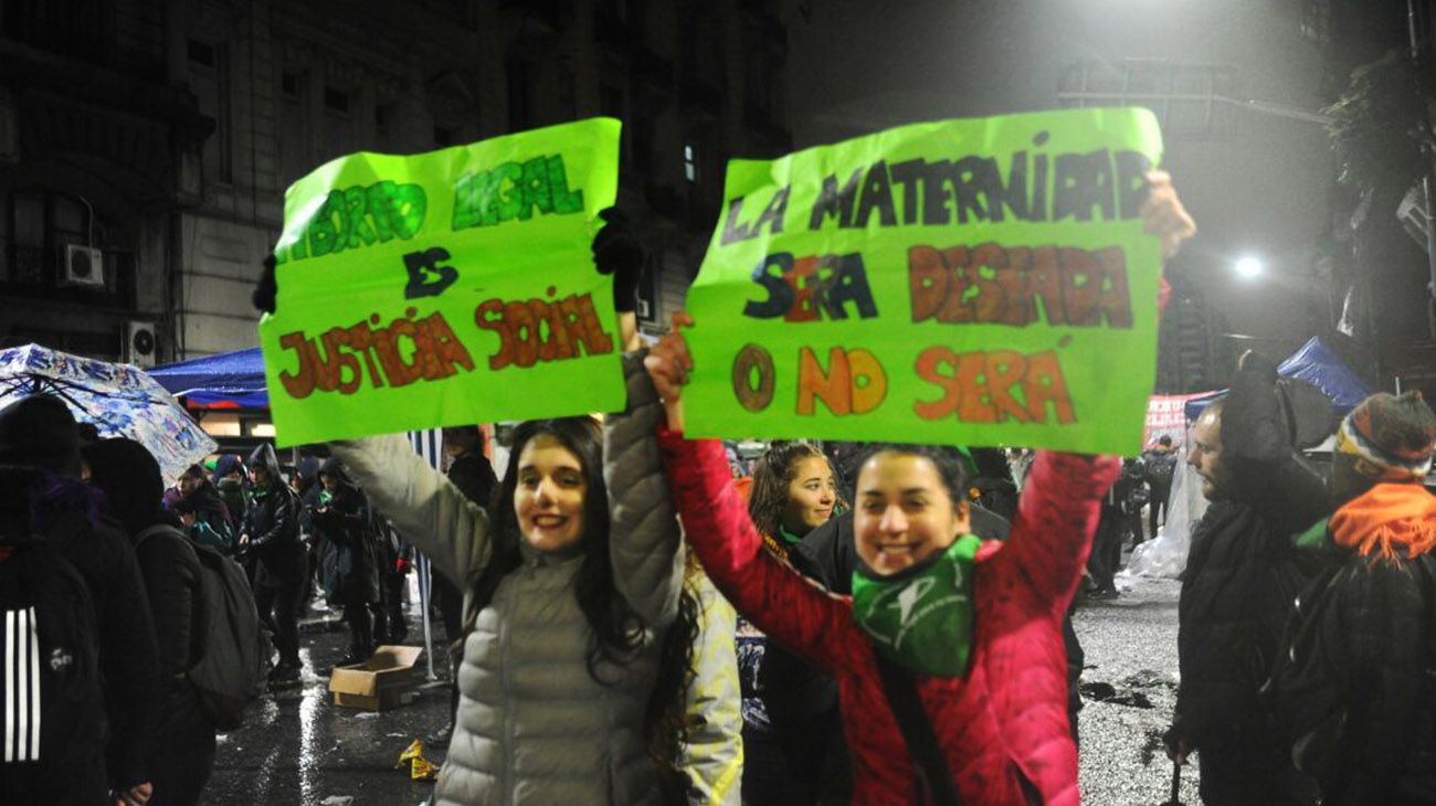 Se espera el resultado de la votación por la ley de Interrupción Voluntaria del Embarazo.