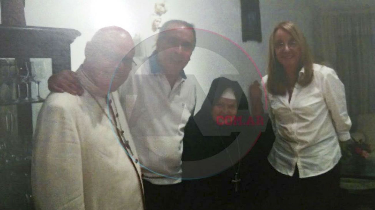 Tras la detencion del exsecretario de Obras Publicas Jose Lopez se dieron a conocer fotos donde el exfuncionario esta junto a la actual gobernadora de Santa Cruz, Alicia Kirchner, en el monasterio de General Rodriguez adonde llevó los bolsos con dinero y armas con los que fue atrapado en 2016.