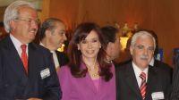 La entonces presidenta Cristina Kichner junto a Luis Betnaza, de Techint, y Juan Carlos Lascurain, expresidente de la UIA.