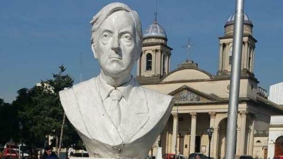 busto moron nestor kirchner 20180811