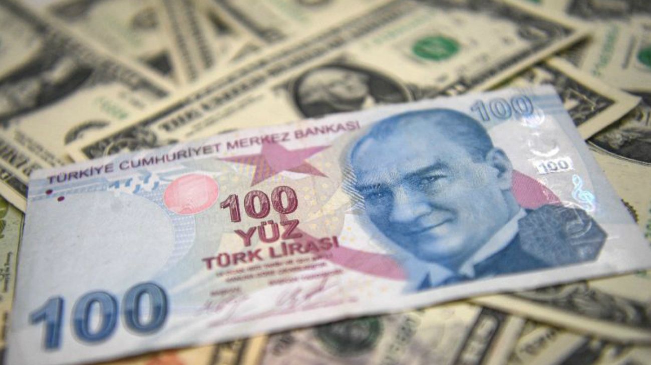 La lira alcanzó el viernes una depreciación de 15.97% frente al dolar en un solo día.