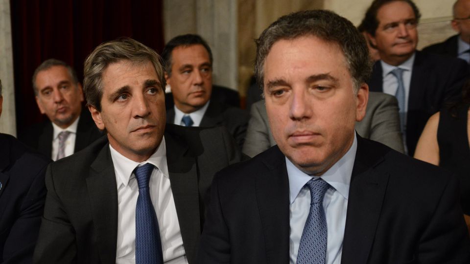 Nicolás Dujovne, ministro de Hacienda y Finanzas, junto a Luis "Toto" Caputo, presidente del Banco Central.