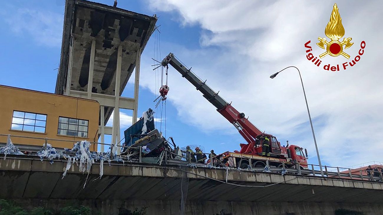 La circulación por la autopista fue interrumpida por varias horas así como el transporte de trenes.