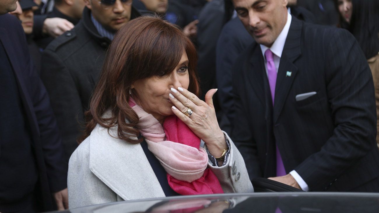 Cristina Kirchner se retira del Congreso luego de que la sesión para debatir los allanamientos de sus viviendas se cayera por falta de quórum. 