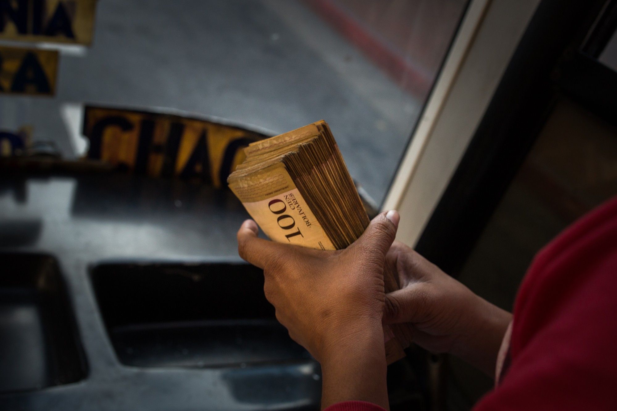 Venezuelans Are Paying A 100% Premium For Cash 