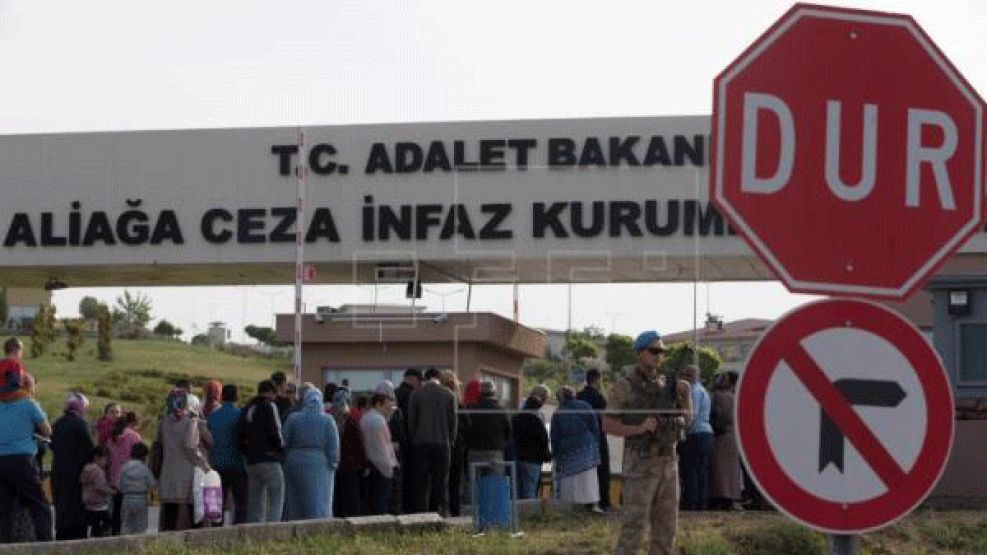 Varias personas congregada delante del tribunal durante el juicio contra el pastor estadounidense Andrew Brunson en la prisión Aliaga, en Izmir (Turquía)