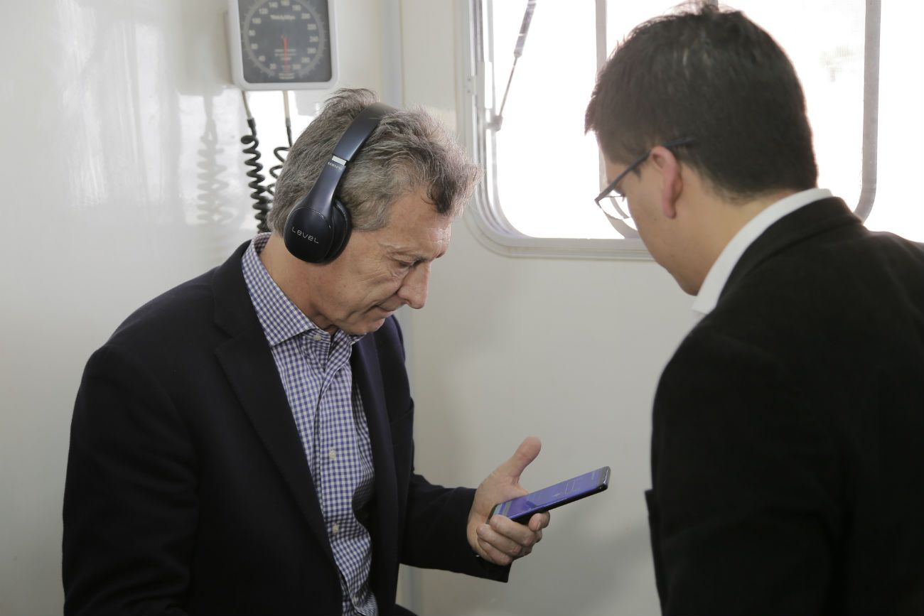 El presidente Mauricio Macri probando la app uSound junto a su creador, Ezequiel Escobar