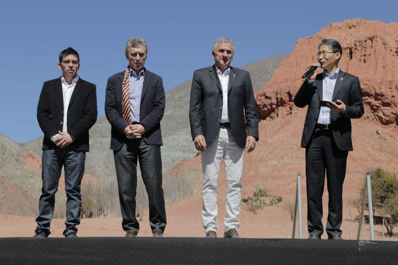 El presidente Macri junto al gobernador de Jujuy, Gerardo Morales; el presidente de Samsung Argentina Sang Jik Lee y Ezequiel Escobar de uSound