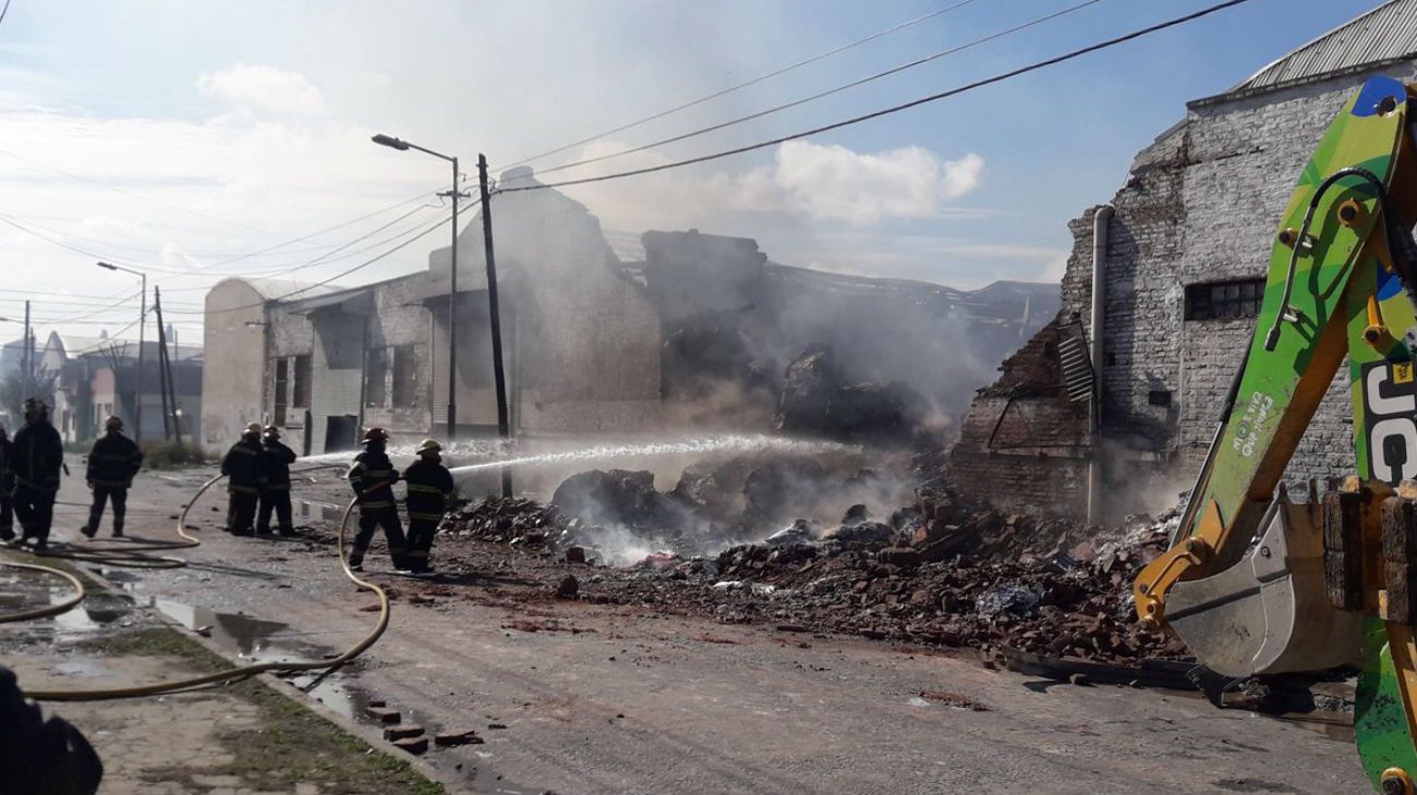 Alrededor de cien bomberos trabajaron desde el sábado en el lugar.