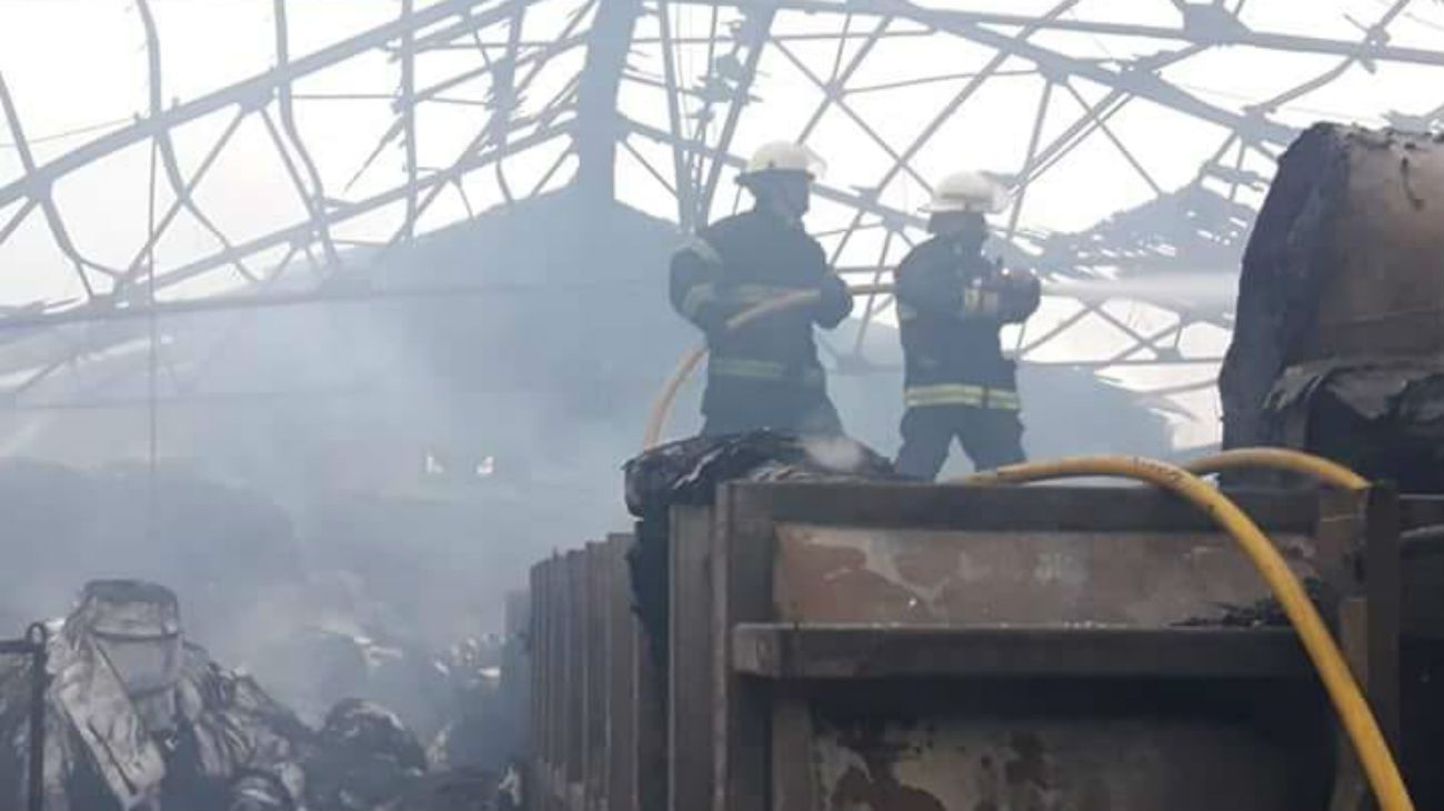 Incendio en Gerli: trabajaron en el lugar veinte dotaciones de bomberos.