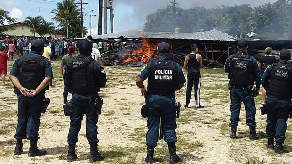 La policía brasileña vigila la zona fronteriza de Pacaraima, luego de los enfrentamientos.