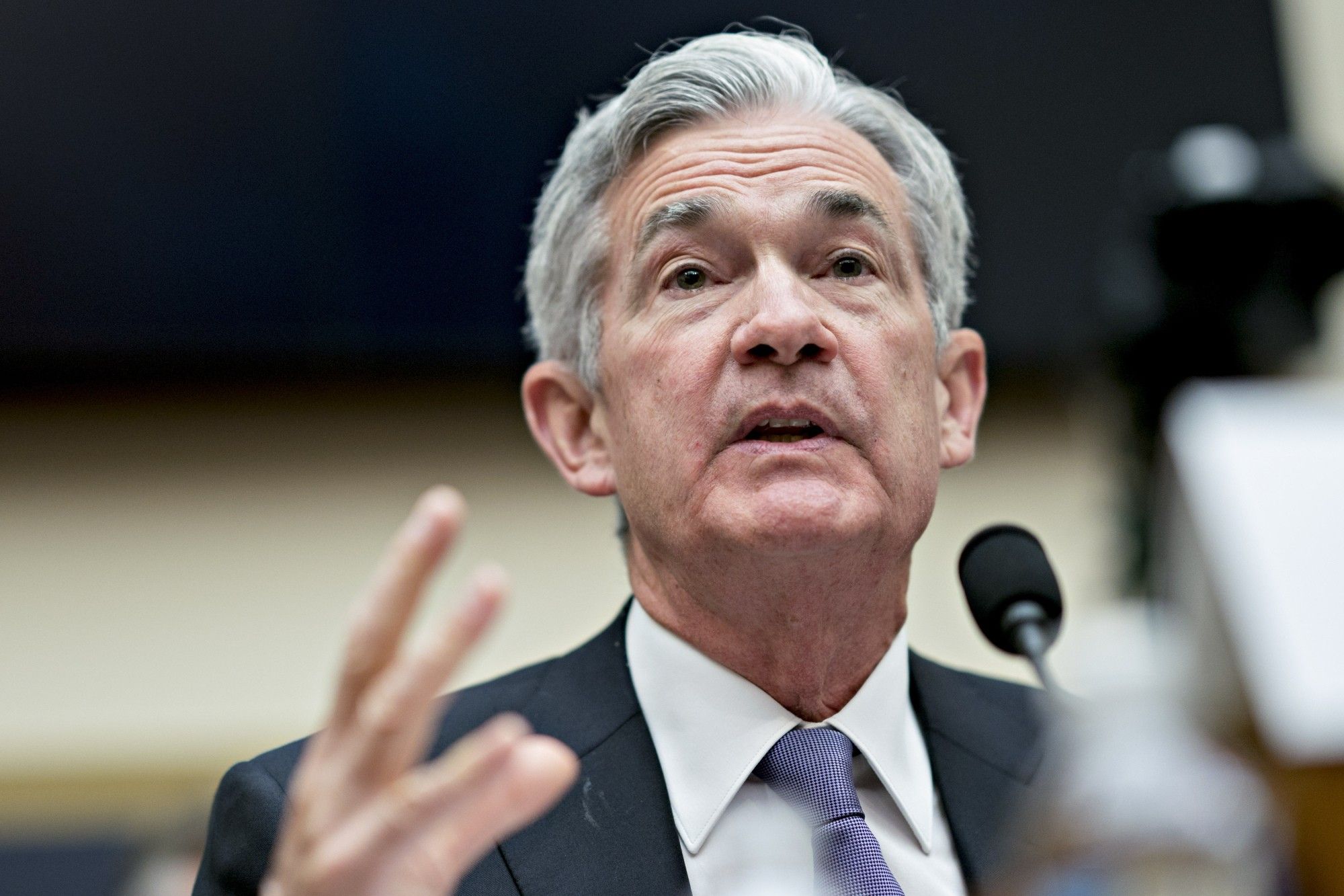 Powell Hints at New Read on Labor Force Justifying Gradual Hikes