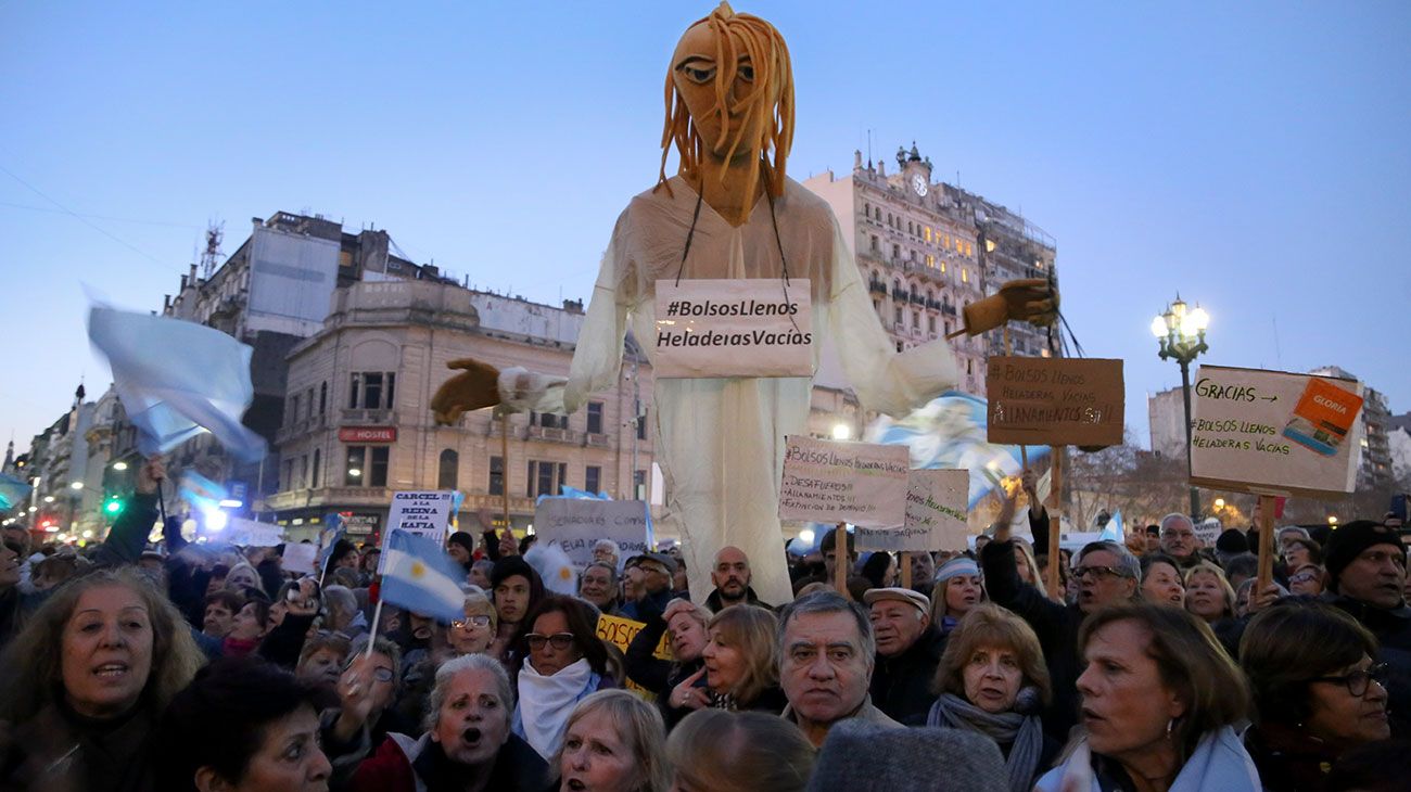 Miles de personas se movilizan al Congreso para pedir el allanamiento y desafuero de la senadora Cristina Fernández de Kirchner