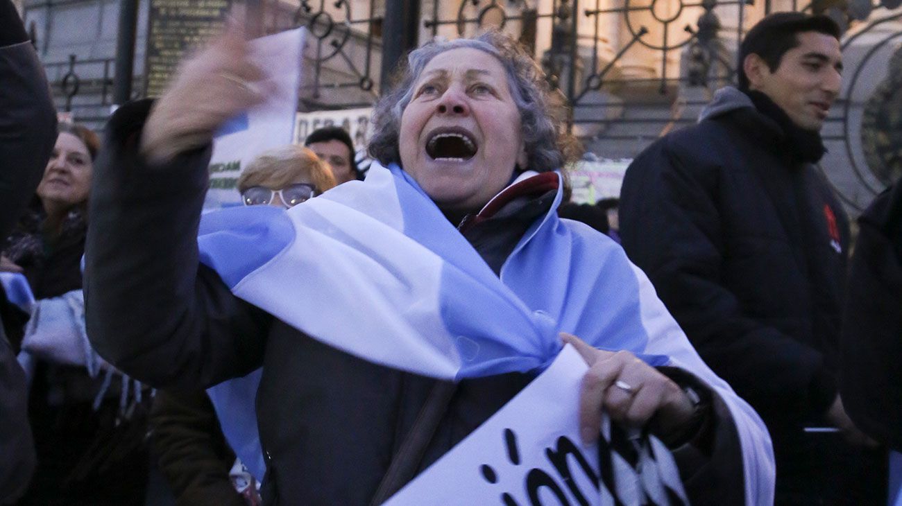 Miles de personas se movilizan al Congreso para pedir el allanamiento y desafuero de la senadora Cristina Fernández de Kirchner