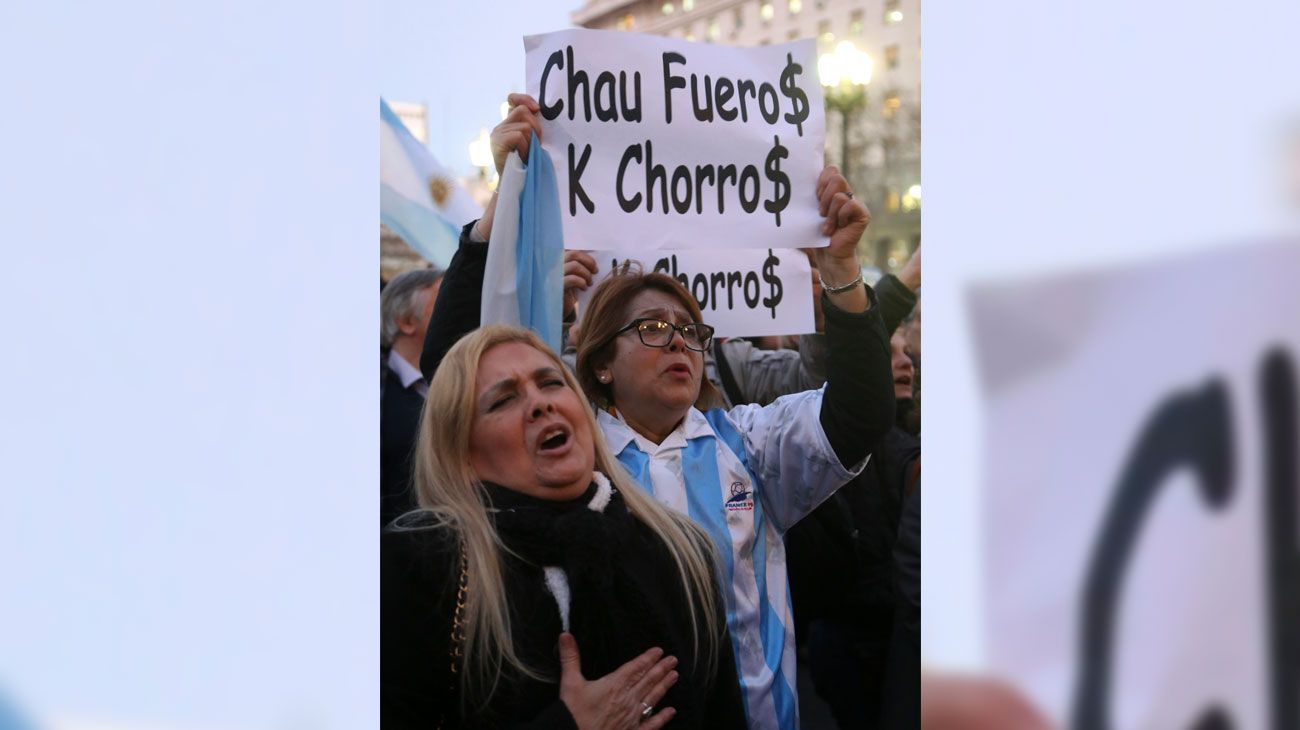 Miles de personas se movilizan al Congreso para pedir el allanamiento y desafuero de la senadora Cristina Fernández de Kirchner