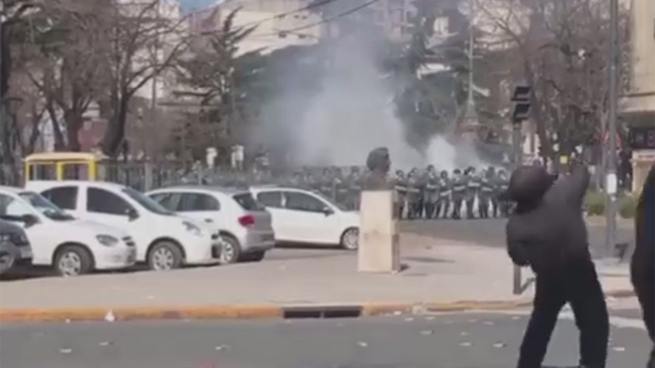 Incidentes frente a la Gobernación de Buenos Aires.