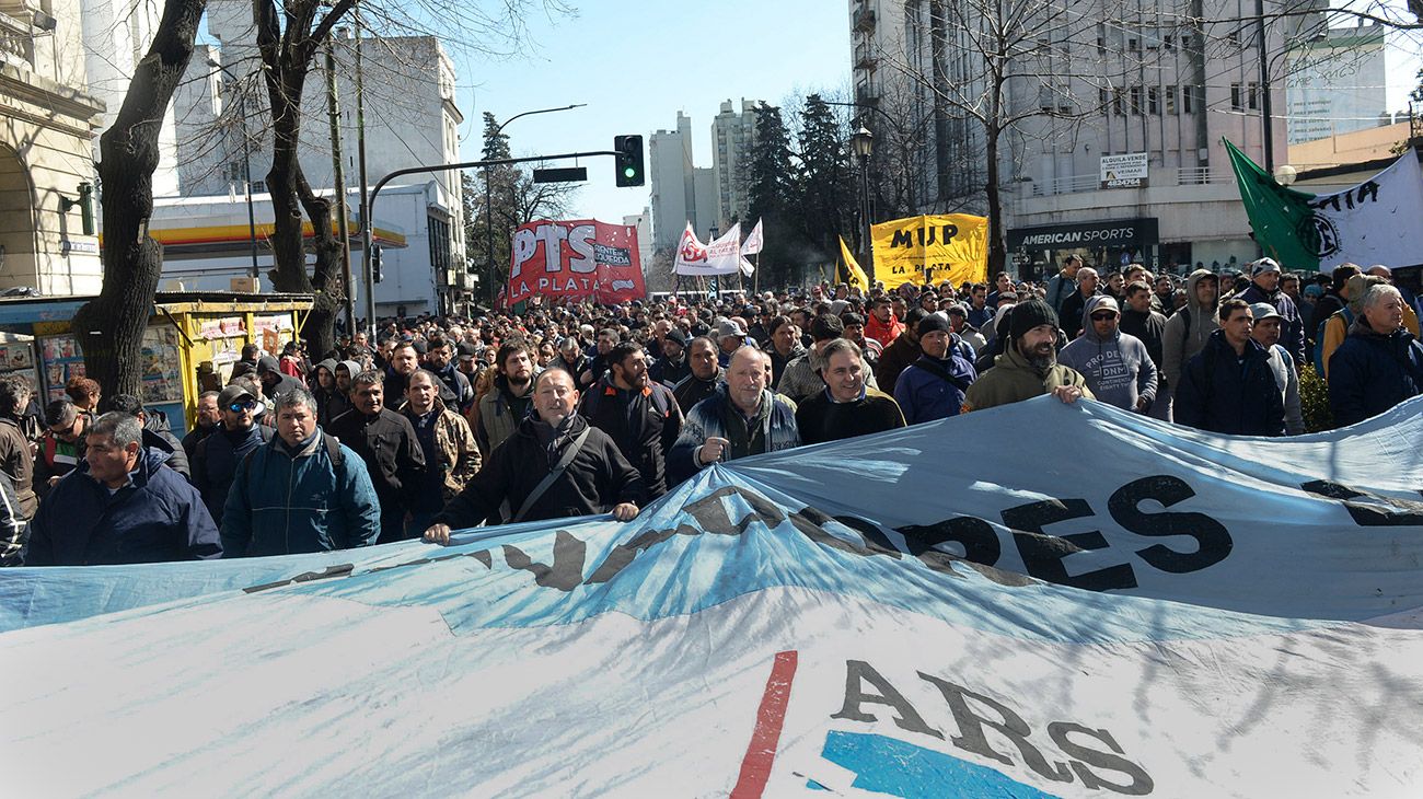 Incidentes en una marcha de trabajadores del Astillero Río Santiago en la ciudad de La Plata.