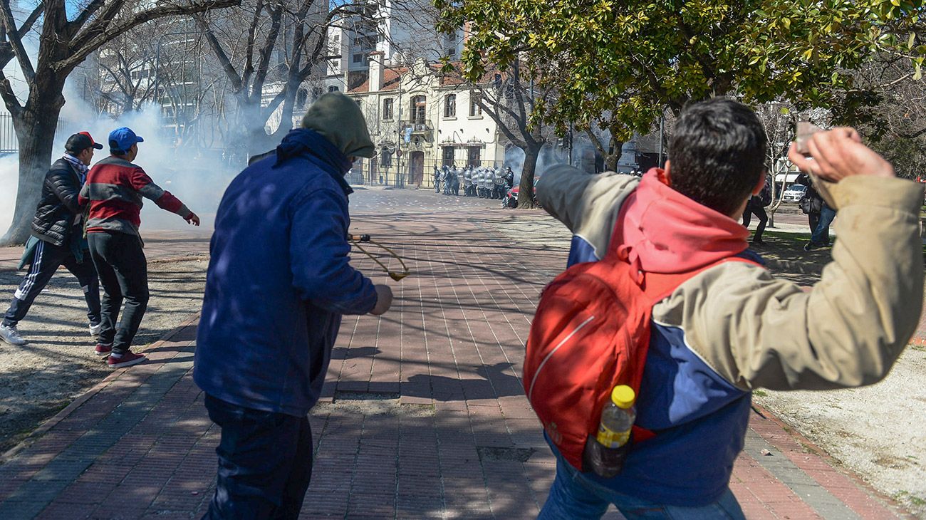 Incidentes en una marcha de trabajadores del Astillero Río Santiago en la ciudad de La Plata.