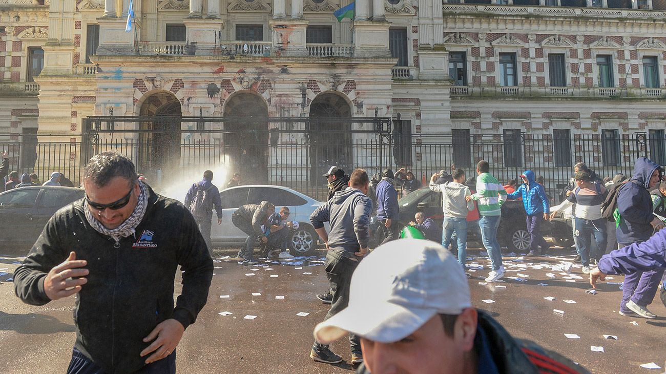 Incidentes en una marcha de trabajadores del Astillero Río Santiago en la ciudad de La Plata.