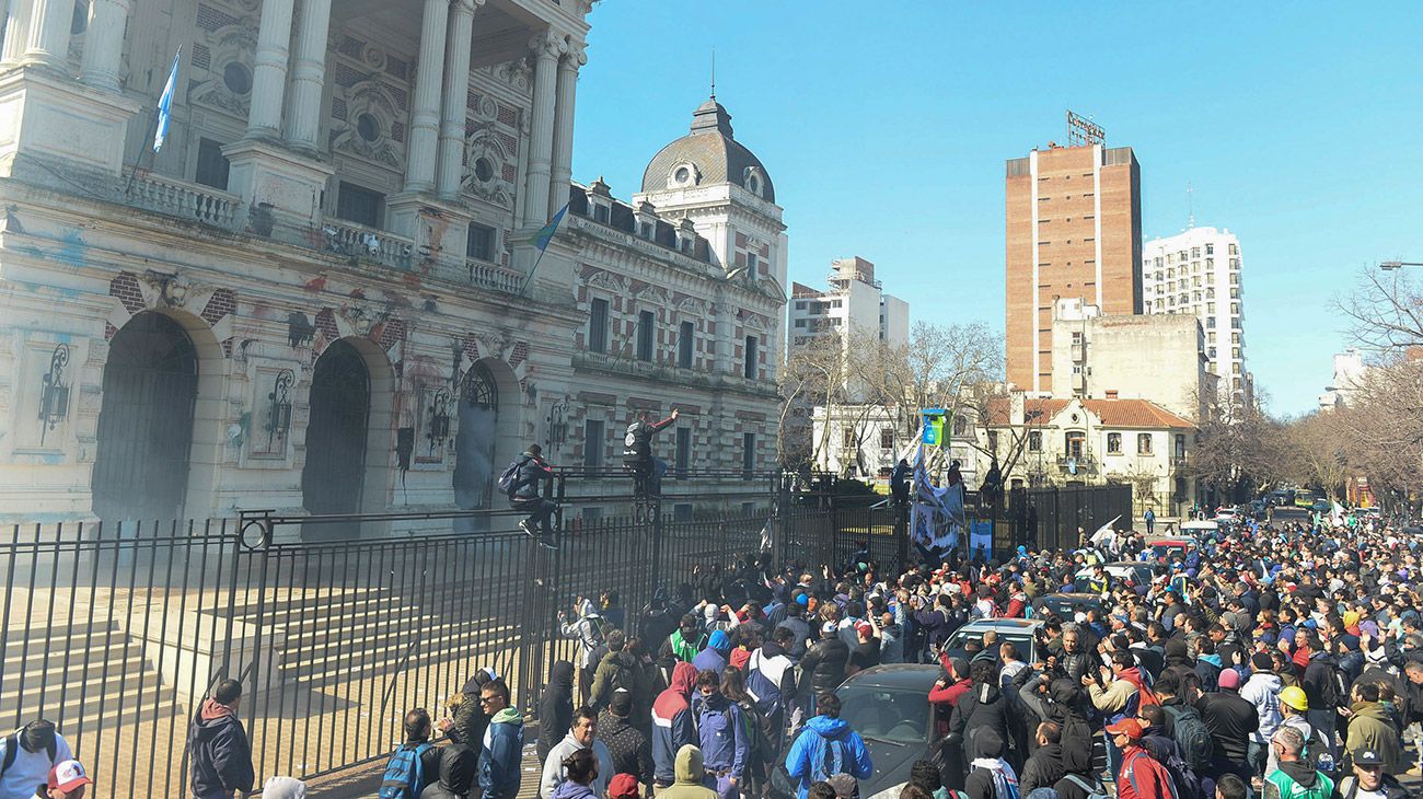 Incidentes en una marcha de trabajadores del Astillero Río Santiago en la ciudad de La Plata.