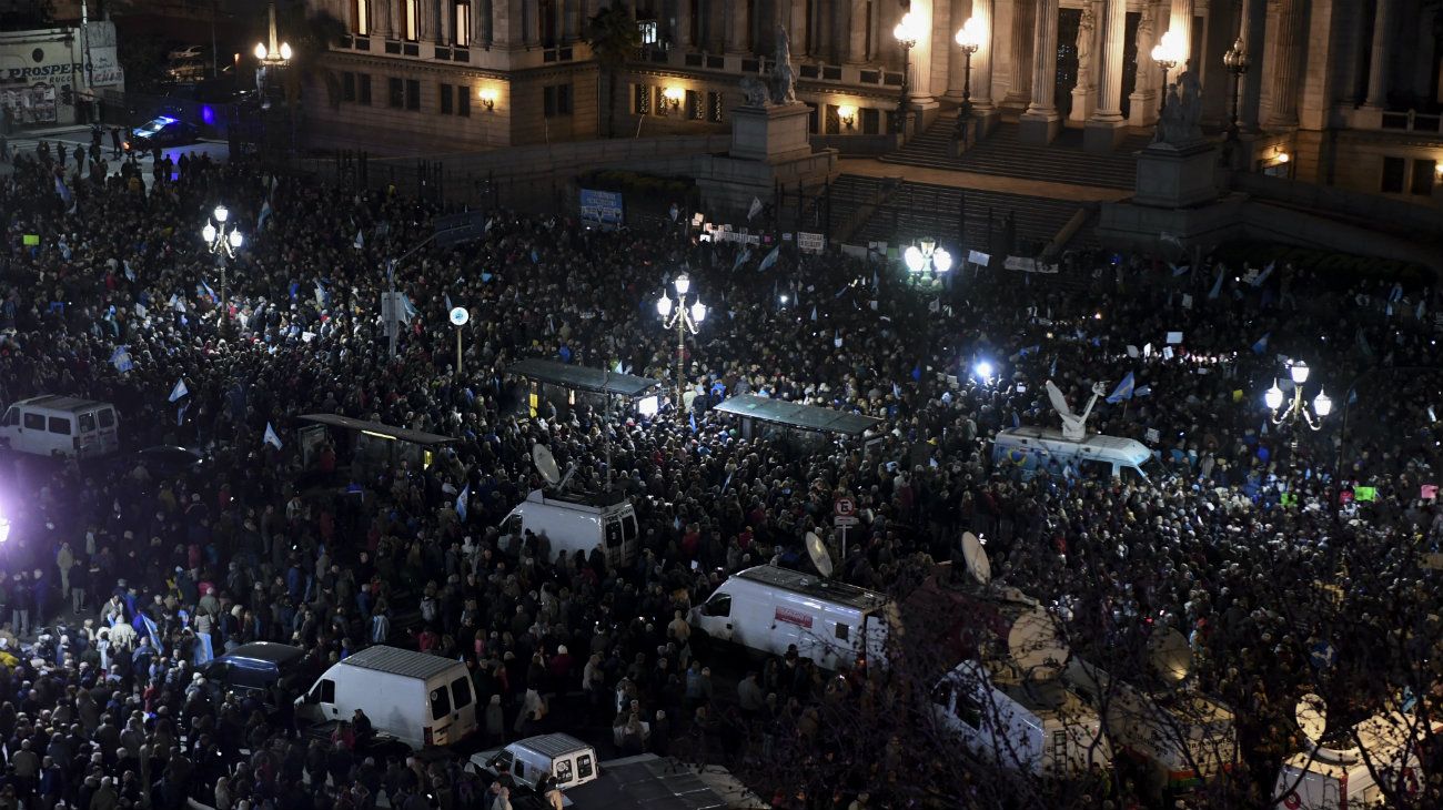 Miles de simpatizantes de Cambiemos se congregaron frente al Congreso para pedir el desafuero y "cárcel" para Cristina Kirchner.