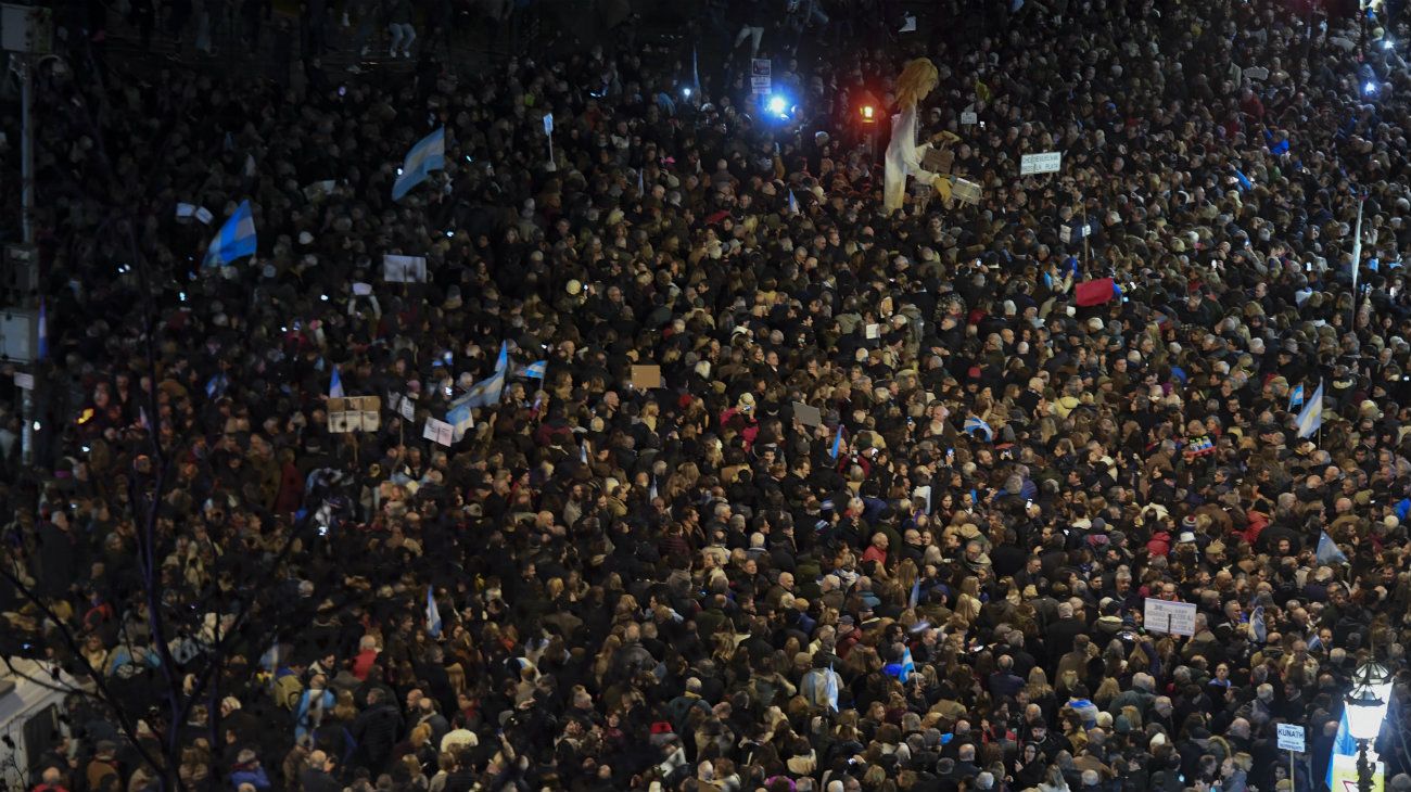 Miles de simpatizantes de Cambiemos se congregaron frente al Congreso para pedir el desafuero y "cárcel" para Cristina Kirchner.