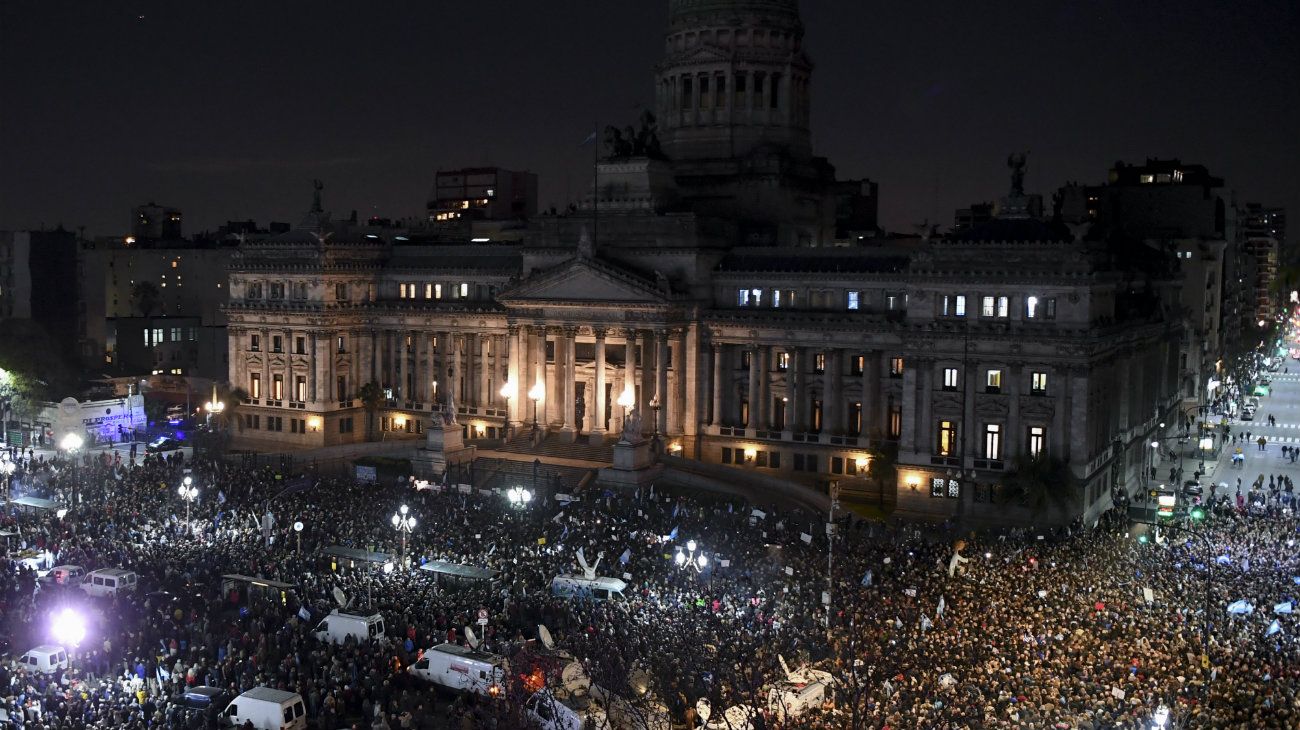 Miles de simpatizantes de Cambiemos se congregaron frente al Congreso para pedir el desafuero y "cárcel" para Cristina Kirchner.