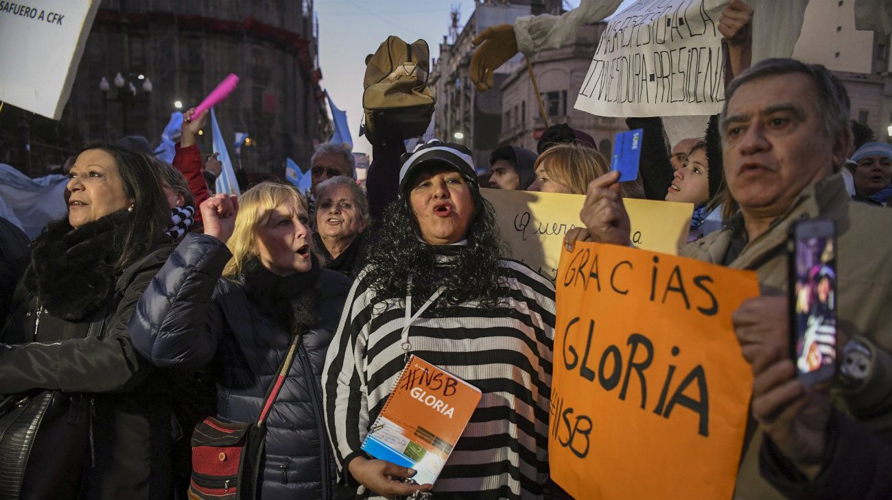 Miles de simpatizantes de Cambiemos se congregaron frente al Congreso para pedir el desafuero y "cárcel" para Cristina Kirchner.