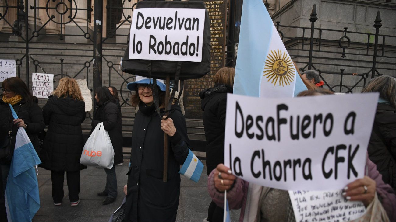 Miles de simpatizantes de Cambiemos se congregaron frente al Congreso para pedir el desafuero y "cárcel" para Cristina Kirchner.