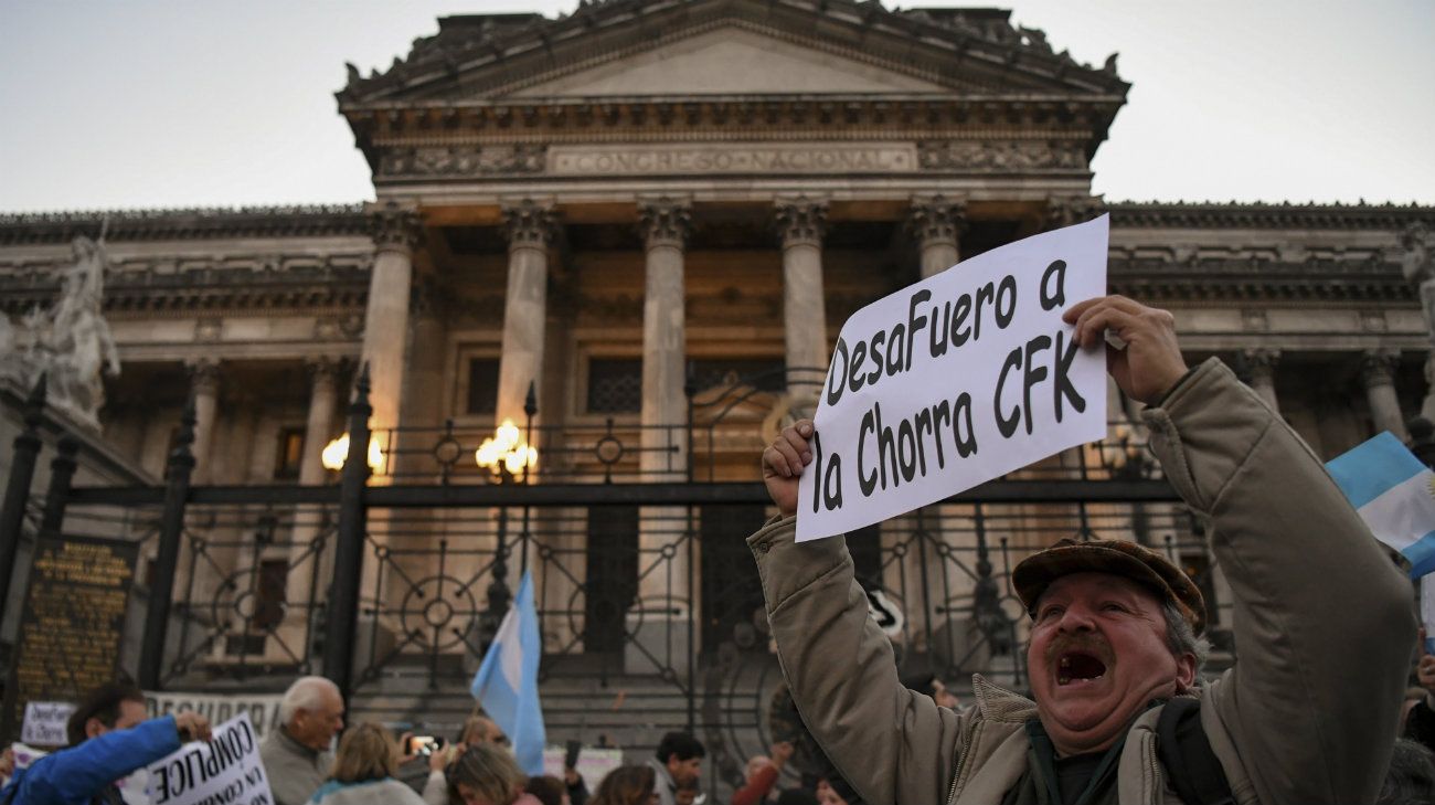 Miles de simpatizantes de Cambiemos se congregaron frente al Congreso para pedir el desafuero y "cárcel" para Cristina Kirchner.