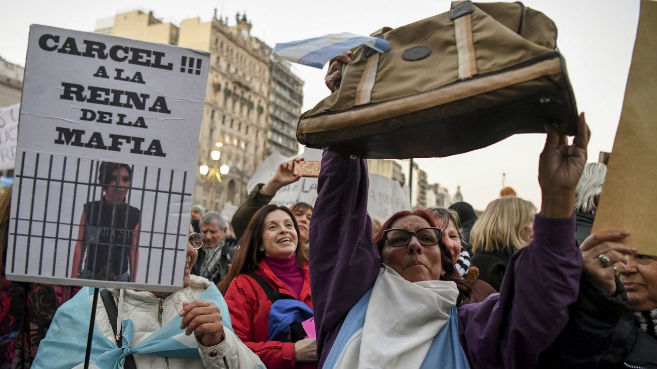 Miles de simpatizantes de Cambiemos se congregaron frente al Congreso para pedir el desafuero y "cárcel" para Cristina Kirchner.