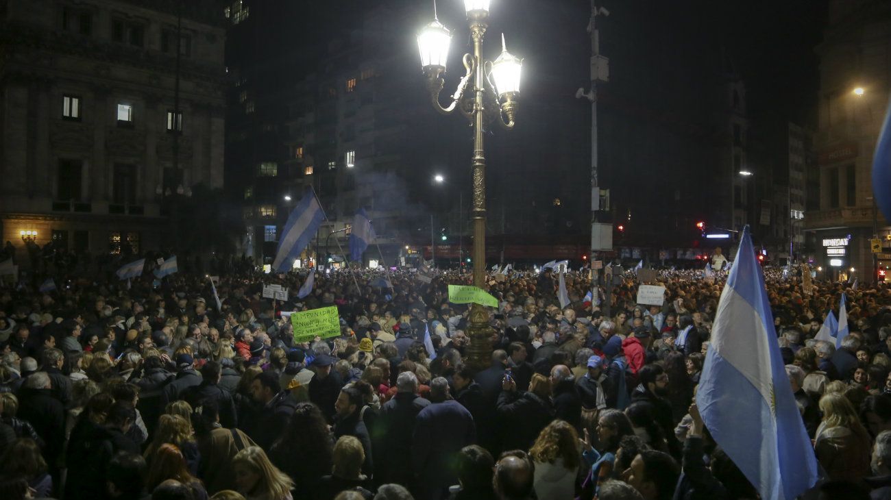 Miles de simpatizantes de Cambiemos se congregaron frente al Congreso para pedir el desafuero y "cárcel" para Cristina Kirchner.