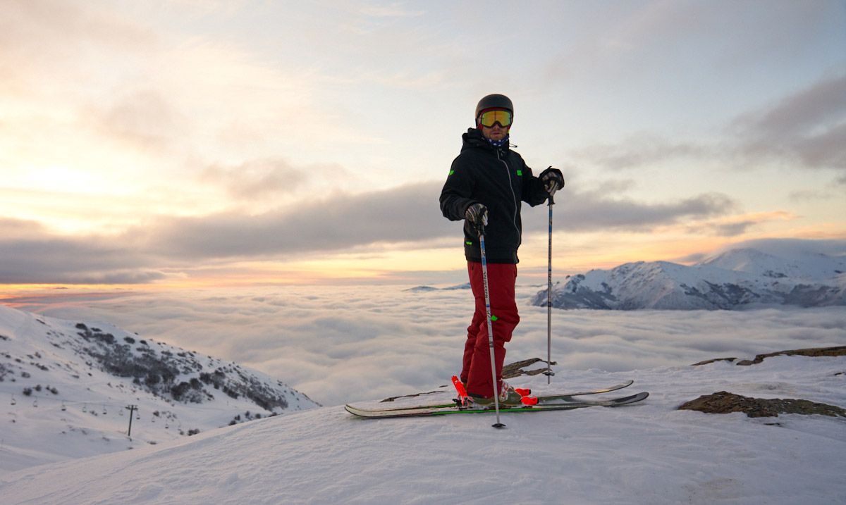 Nico Riera disfrutando de su primer bajada al amanecer en el #MovistarSkiDay.