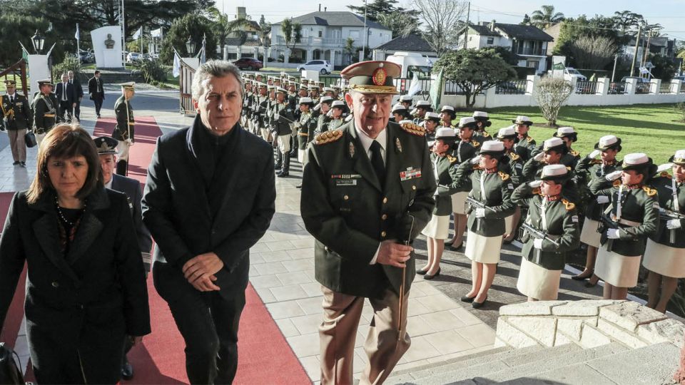 La ministra de Seguridad, Patricia Bullrich, junto al presidente Mauricio Macri en el acto por el 80° aniversario de la creación de la Gendarmería Nacional.