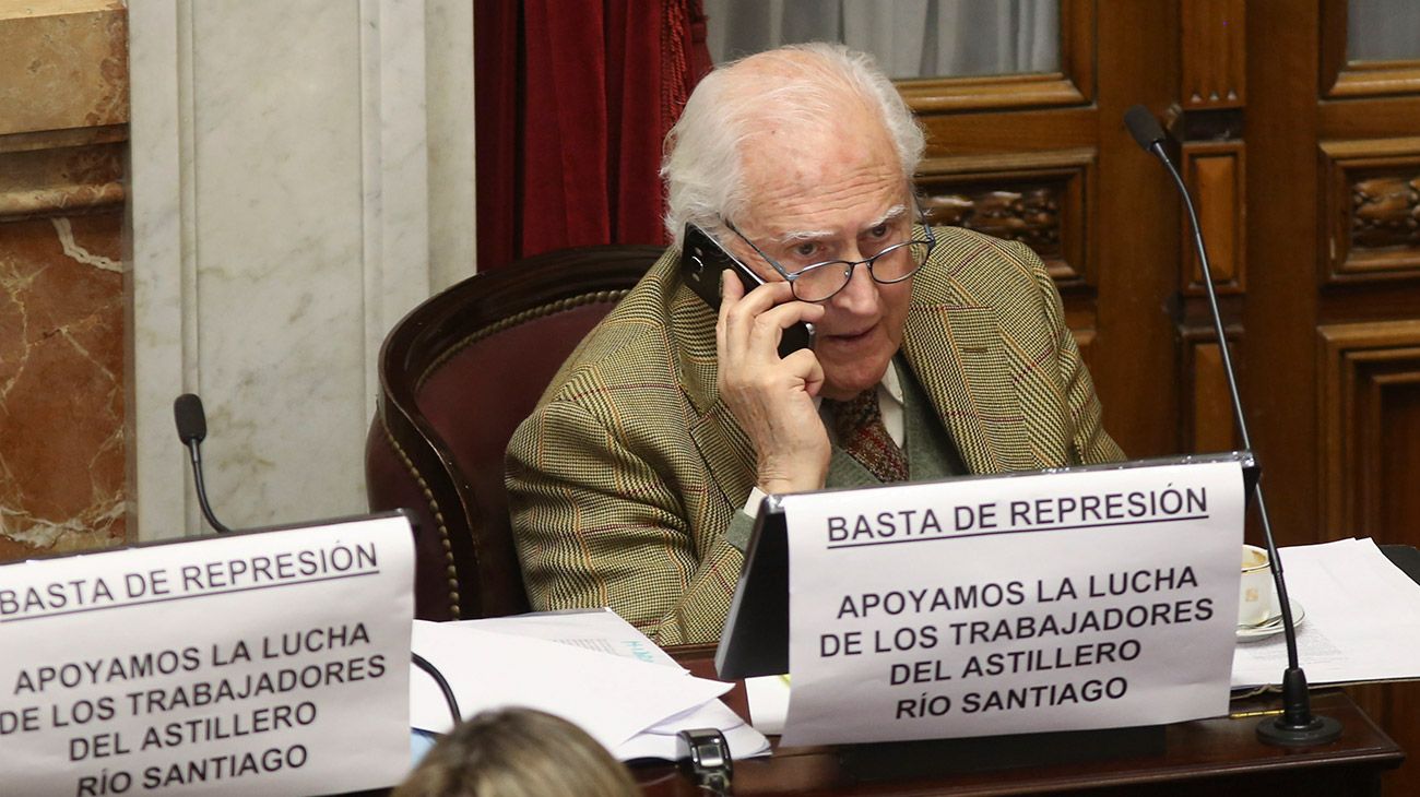 El senador Fernando "pino" Solanas, el Senado trata la autorización para allanar propiedades de Cristina Kirchner.