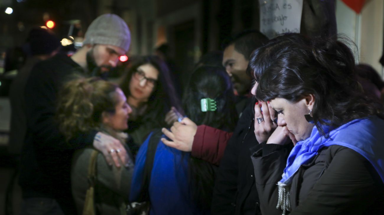 En la puerta del edificio de Recoleta, simpatizantes de la expresidenta organizaron una vigilia en su apoyo. 