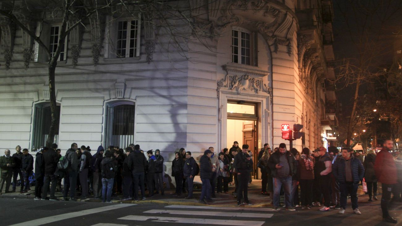 En la puerta del edificio de Recoleta, simpatizantes de la expresidenta organizaron una vigilia en su apoyo. 