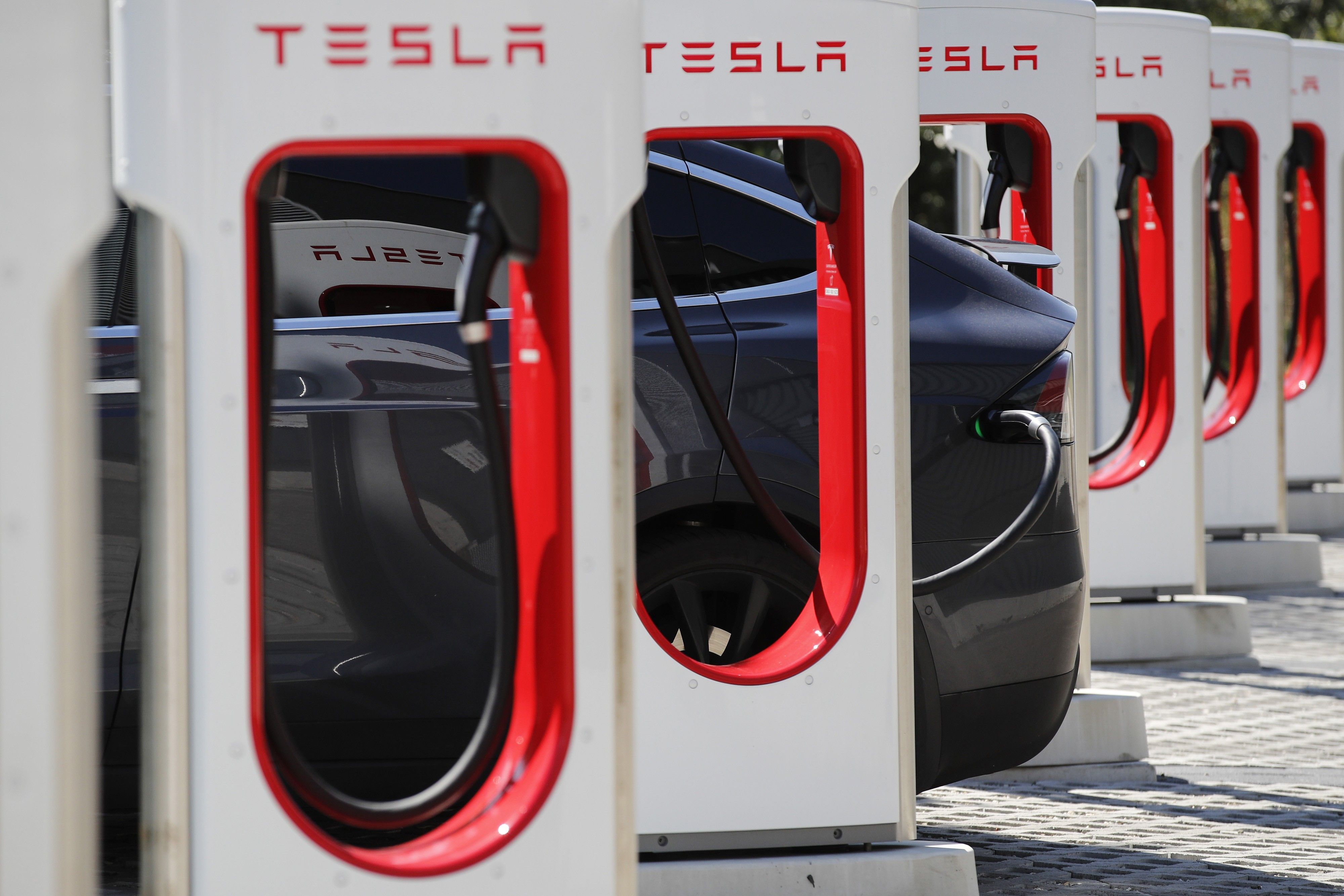 Tesla Stays on Rocky Run After Morgan Stanley Drops Coverage 